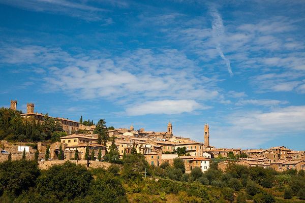 Eggers, Julie 아티스트의 Italy-Tuscany-Montalcino The hill town of Montalcino as seen from below작품입니다.